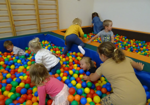 Dzieci podczas zabawy w kulkach